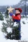 фото: ребенок наряжает елку